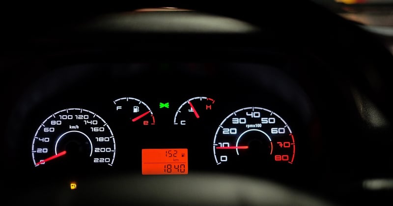 Motorkontrollleuchte blinkt & Auto ruckelt: Ursachen & Soforthilfe