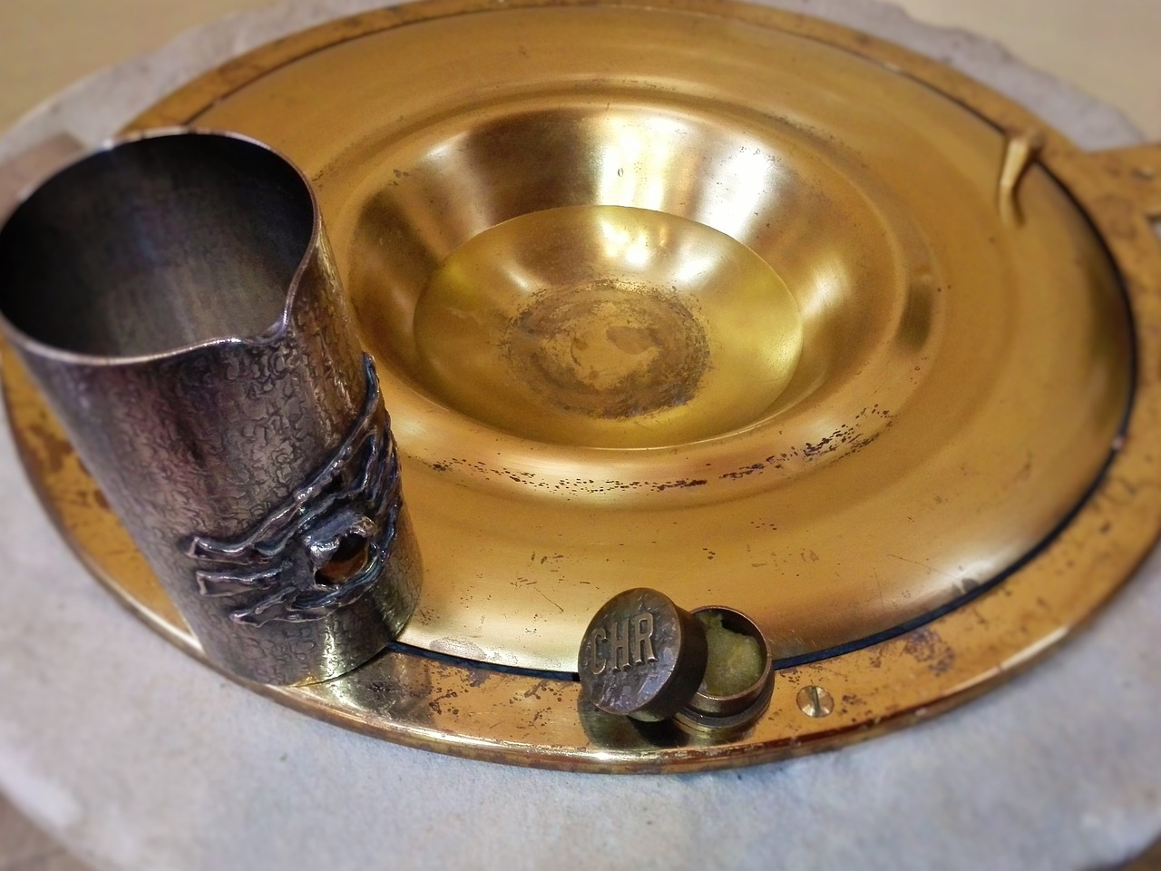 entdecken sie die bedeutung der taufe, ihre traditionen und bräuche. erfahren sie, wie dieses besondere ritual in verschiedenen kulturen gefeiert wird und welche spirituelle bedeutung es für die gläubigen hat.