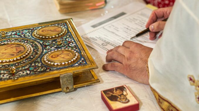 inspirierende dekorationsideen f&uuml;r die taufe &ndash; von eleganten tischarrangements bis zu liebevollen details, die jeden taufgottesdienst unvergesslich machen.